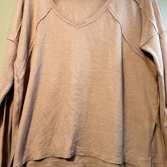 Y2K Lucky Brand Light Pink Wide V-Neck Sweater SZ M LongSleeve Top Blouse 2000s - Picture 2 of 9